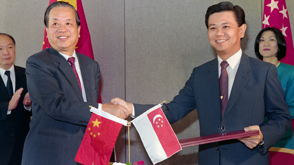 錢其琛（左）與新加坡外長黃根成（右）簽署中新建交協議後握手（3/10/1990）