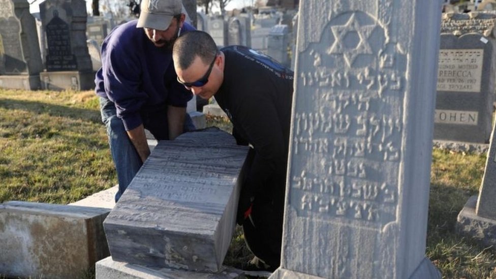 شواهد القبور التي تعرضت للتدمير في المقبرة اليهودية بفيلاديلفيا