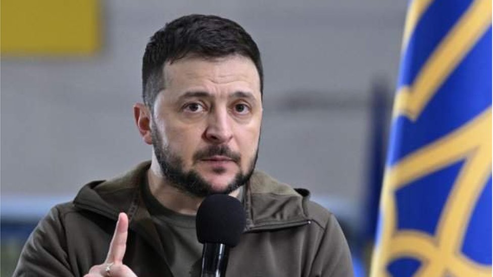 Qiz hammomda mushukni onanizm qiladi