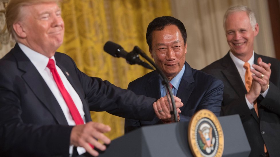 鴻海總裁郭台銘周三與美國總統特朗普在白宮東廂辦公室共同宣佈投資計劃。