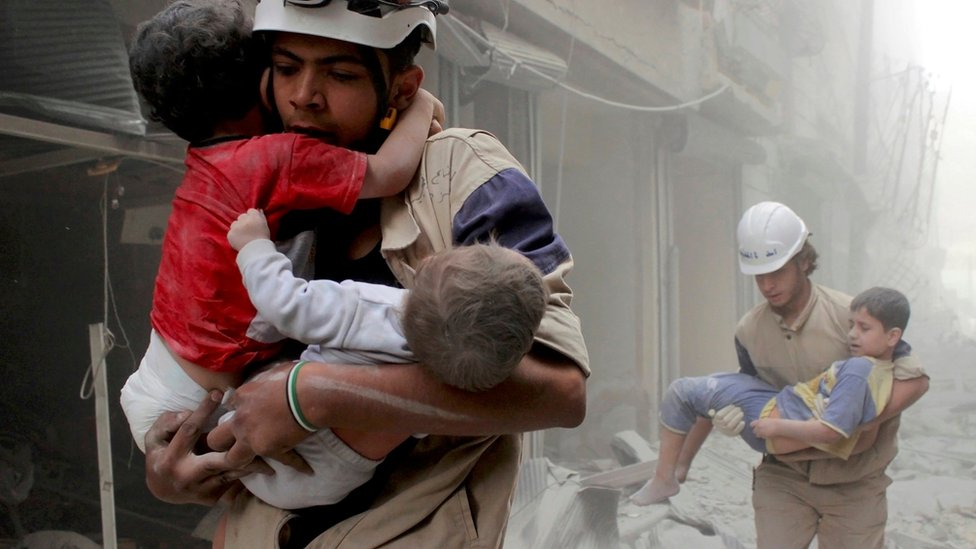 أطفال سوريون وسط الدمار