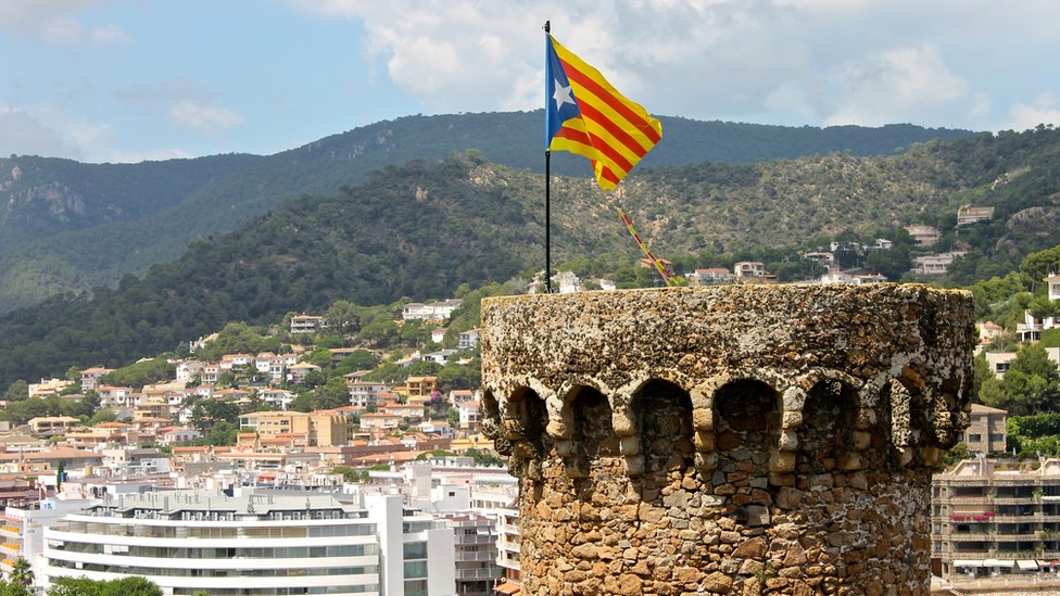 Bandera catalana en una torre