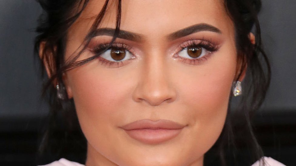 Yosh tola yalangoch qiz