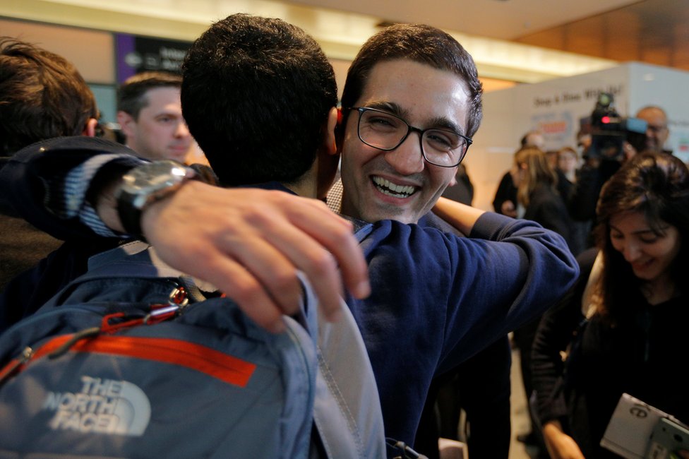 Behnam Partopour, un estudiante del Instituto Politécnico de Worcester (WPI) de Irán, es recibido por amigos en el aeropuerto de Logan después de que pudo pasar migraciones con una visa de estudiante F1 en Boston, Massachusetts.