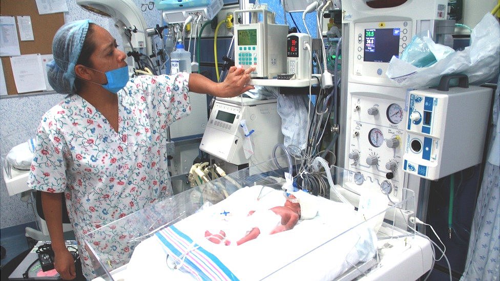 Enfermera con niño