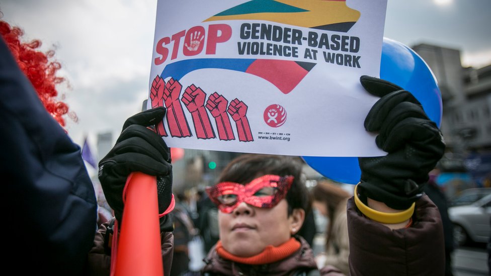 Mujer contra la violencia de género en el trabajo
