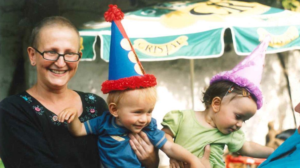 Paula Sáenz con sus hijos mellizos de un año de edad. (Crédito: Paula Sáenz)