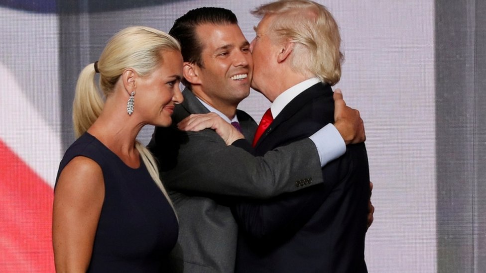 Trump besa a su hijo, Donald Jr., en la mejilla y al lado de los dos está Vanessa Trump.