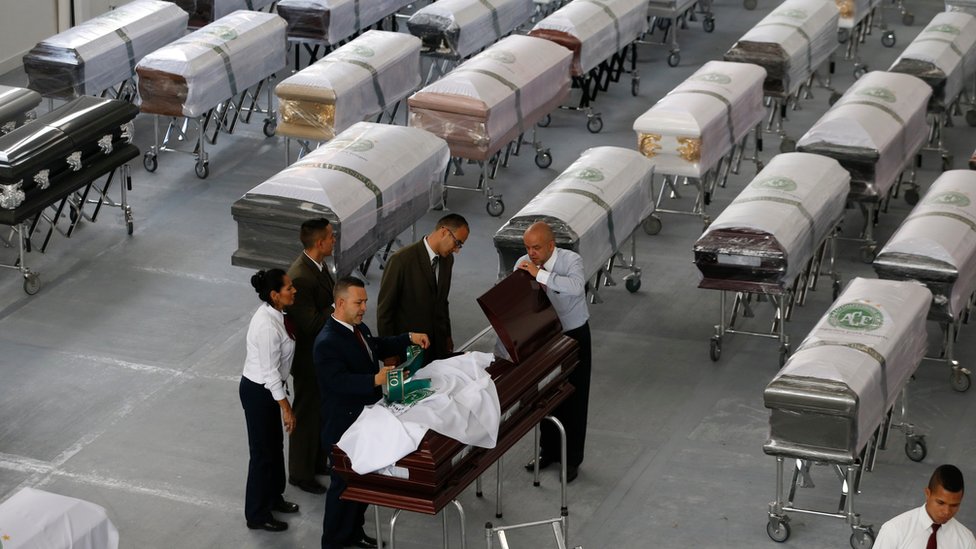 جثامين الضحايا في أكفان في ميديلين الكولومبية حيث وقع الحادث