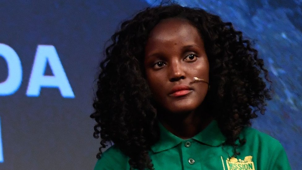 A Davos, une militante du climat dénonce une culture photographique  "raciste" - BBC News Afrique