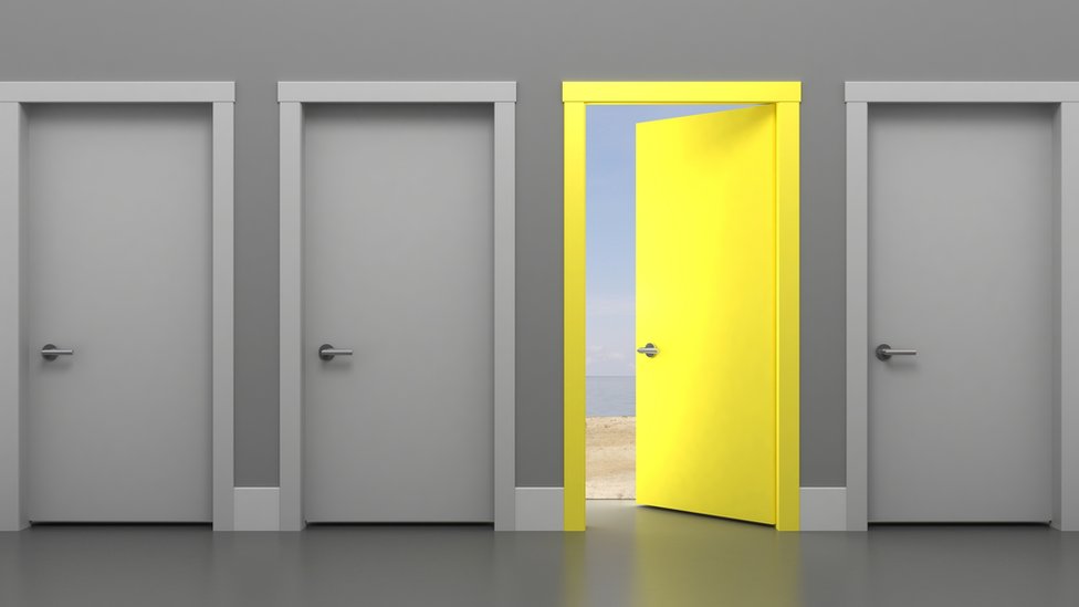 De cuatro puertas, una está abierta