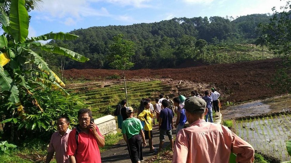 Longsor di Brebes, belasan luka, tiga tewas, 10 belum ditemukan, tanah masih bergerak