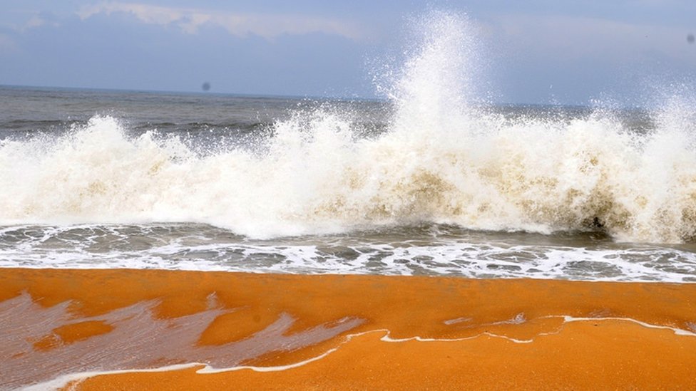 playa color naranja: la playa Kappad en la costa Kerala de India