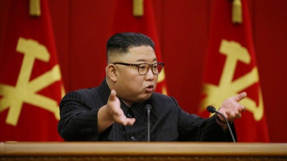 كيم جونغ أون: لماذا أثارت صور لزعيم كوريا الشمالية "القلق" بين مواطنيه؟ -  BBC News عربي