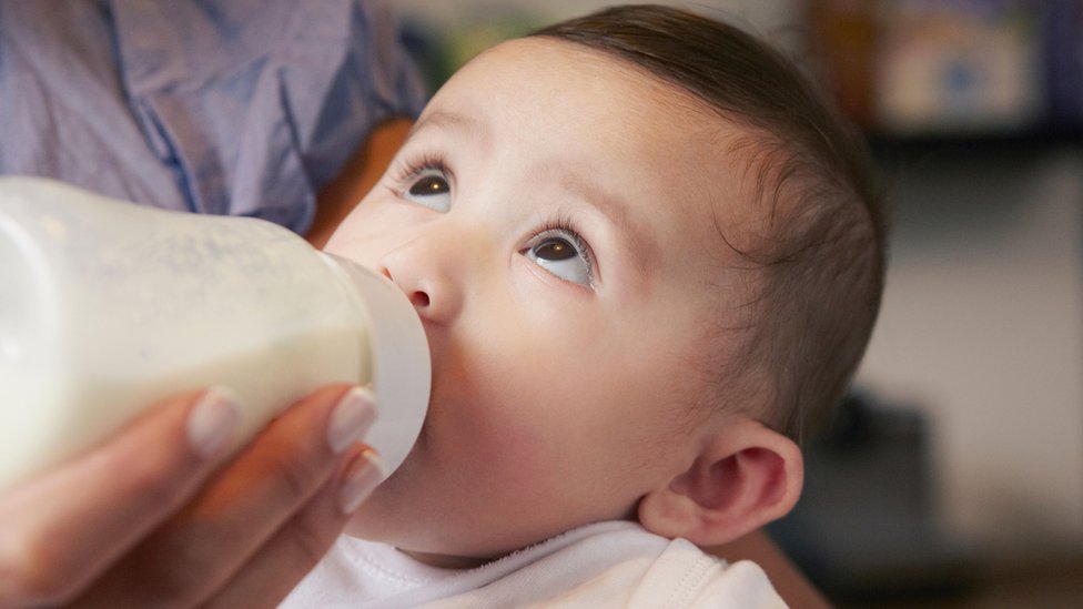 Por qué hay una preocupante escasez de leche de fórmula para bebés en  EE.UU. - BBC News Mundo