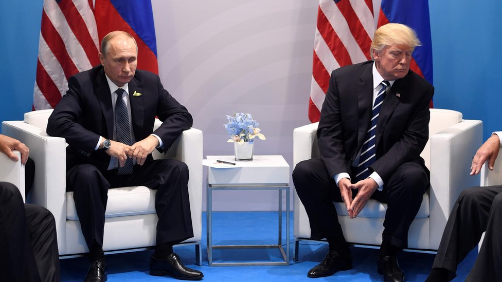 El presidente de rusia, Vladimir Putin, y el de EE.UU., Donald Trump, en julio de 2017.