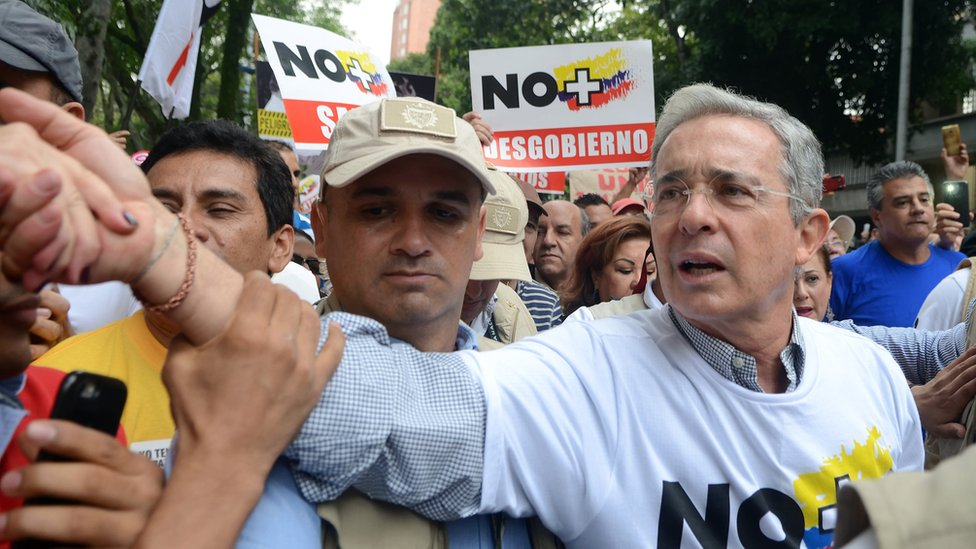 El expresidente Álvaro Uribe en un acto de campaña a favor del "no".