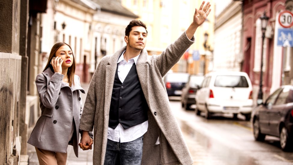 Pareja parando un taxi