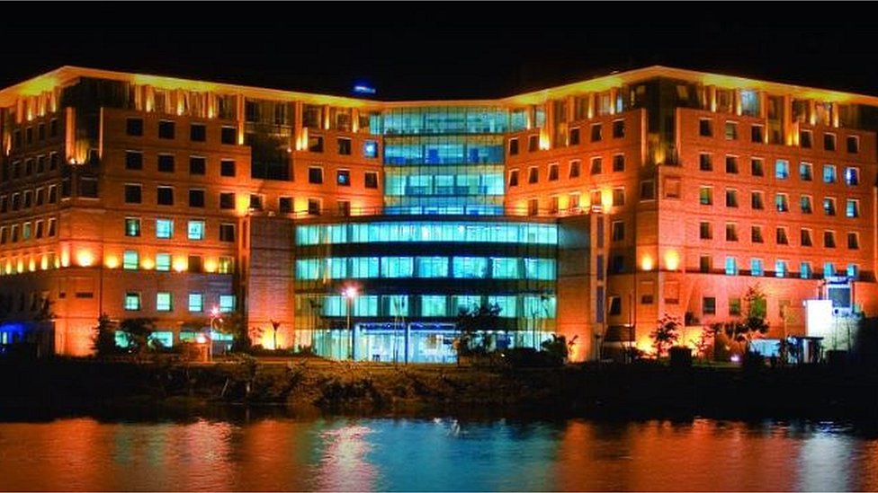 Yubka jinsiy aloqa hojatxonasi Mehmonxona videosida yalangoch xizmatchi