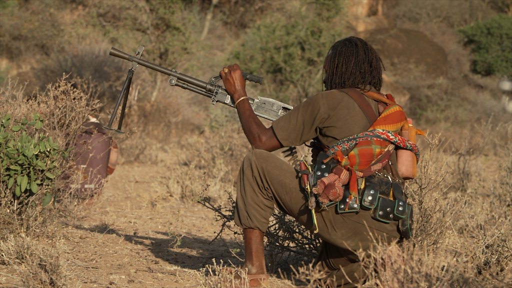 Kelebek tatuirovkasi bilan porno aktrisa Jinsiy aloqa mashinasiga mahkam boglangan