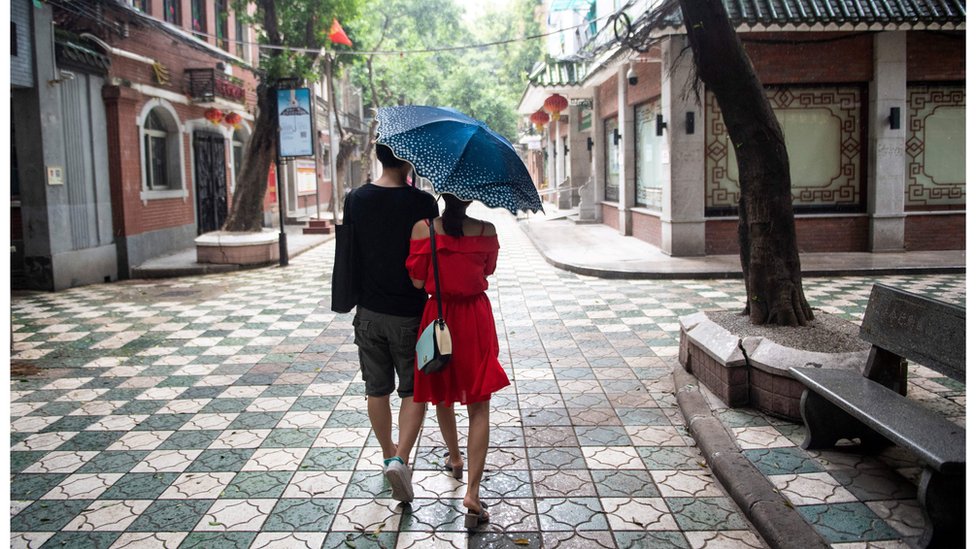 Yetuk ayol yosh rus pornosini orgatadi. Yigit fohishani chaqirib, yashirin kamerada porno suratga oldi.