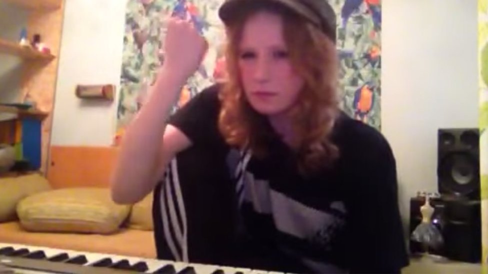 Monetochka singing her song on YouTube