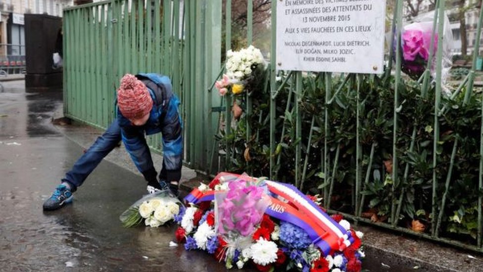 تحولت عدة أماكن في فرنسا إلى نصب تذكارية توضع فيها أكاليل الزهور