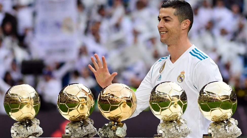 Cristiano Ronaldo présente son 5e Ballon d'Or à Bernabeu