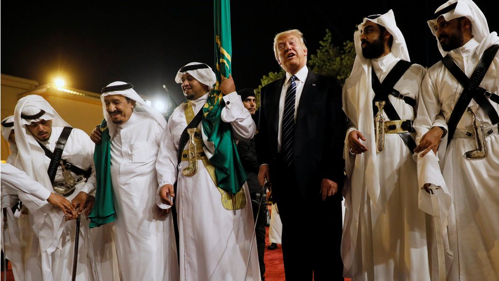 ترامب يؤدي رقصة شعبية سعودية مع سلمان