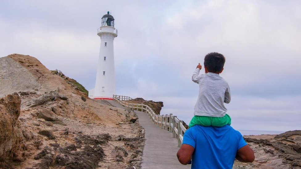 Ruslar porno suratga olish Bitta yigit va beshta qizni siking