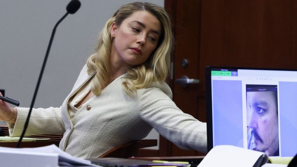 As pessoas adoram bajular homens poderosos“, diz Amber Heard em depoimento  final