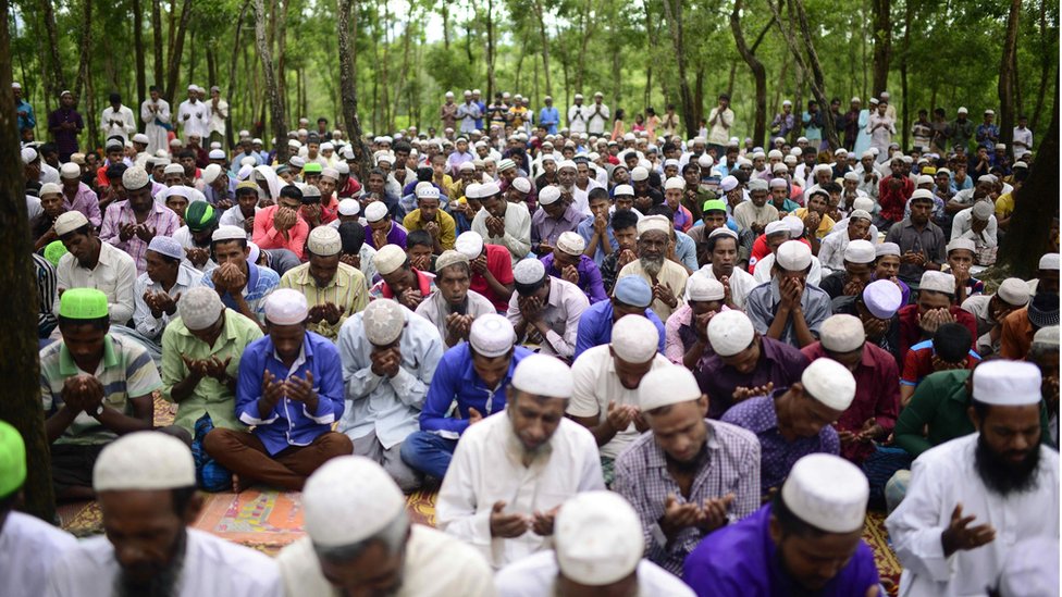 فارون من الروهينجا يؤدون صلاة العيد في مخيم للنازحين في المنطقة الحدودية البنغلاديشية