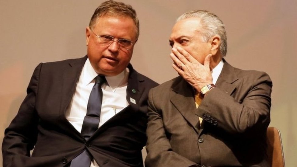 الرئيس البرازيلي ميشيل تامر (يمينا) ووزير الزراعة بليرو ماغي (يسارا)