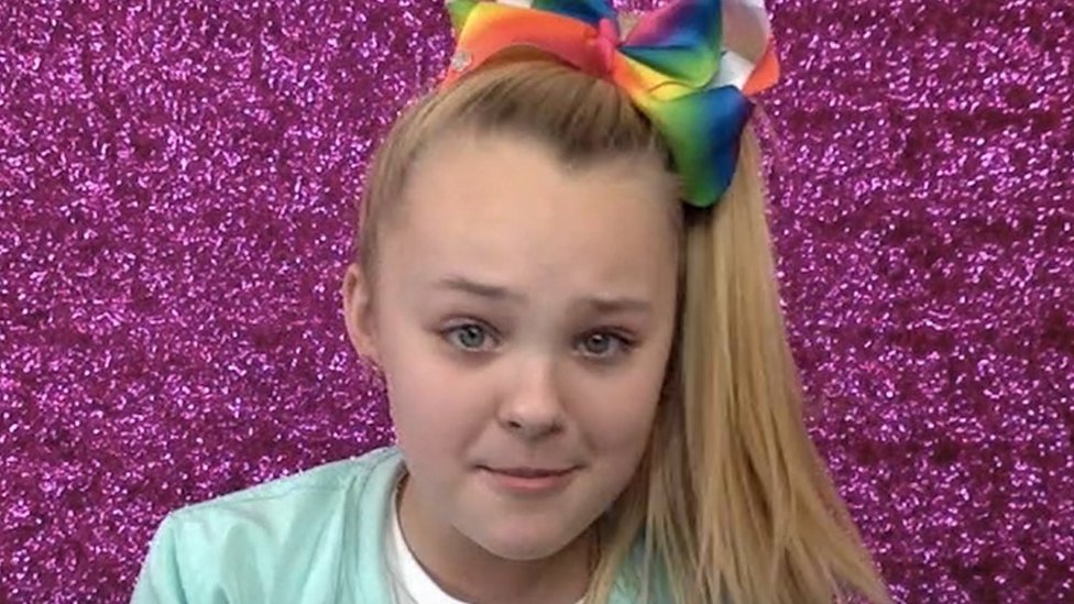 Jojo Siwa Explains Why She Likes To Wear Giant Bows Cbbc Newsround