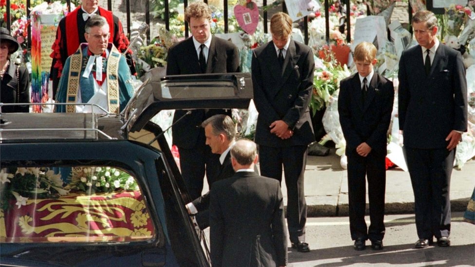 كان الأمير هاري (الثاني من اليمين) قد تحدث سابقا عن السير في جنازة والدته، قائلا إنه 