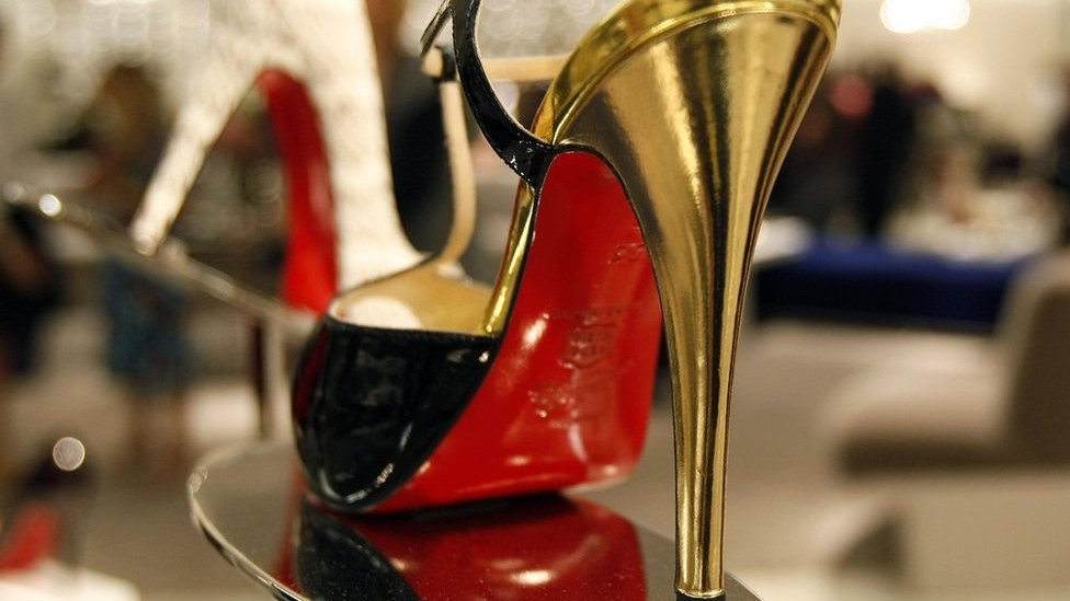 Por qué las suelas color rojo de los zapatos del diseñador Christian  Louboutin? - MISLUX