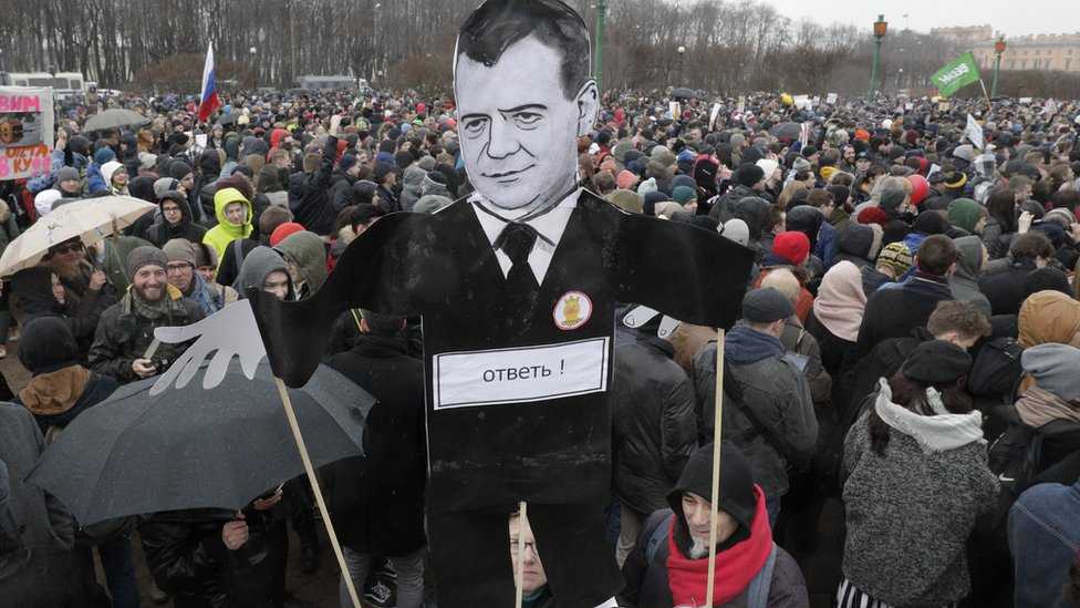 مظاهرة تحمل مجسما كرتونيا لميديفيدف
