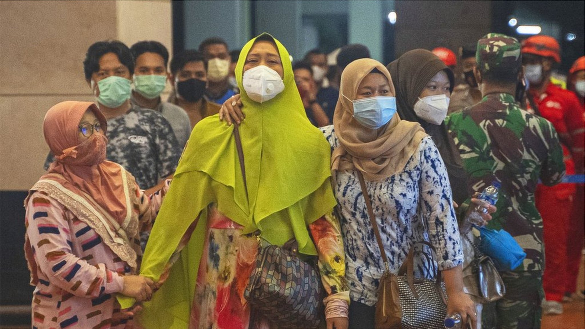 インドネシア沖に旅客機墜落か、乗客乗員60人超 離陸直後に消息