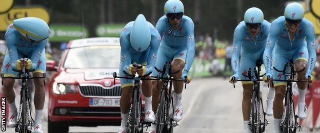 Vincenzo Nibali (centre) cross the finish line with his Astana team-mates