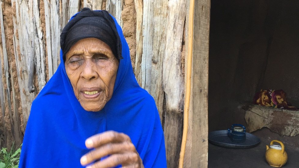 Onasi qiziga jinsiy massaj qiladi Buzuq porno chochqachilik banki