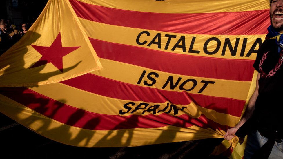 Bandera independentista catalana con el mensaje: