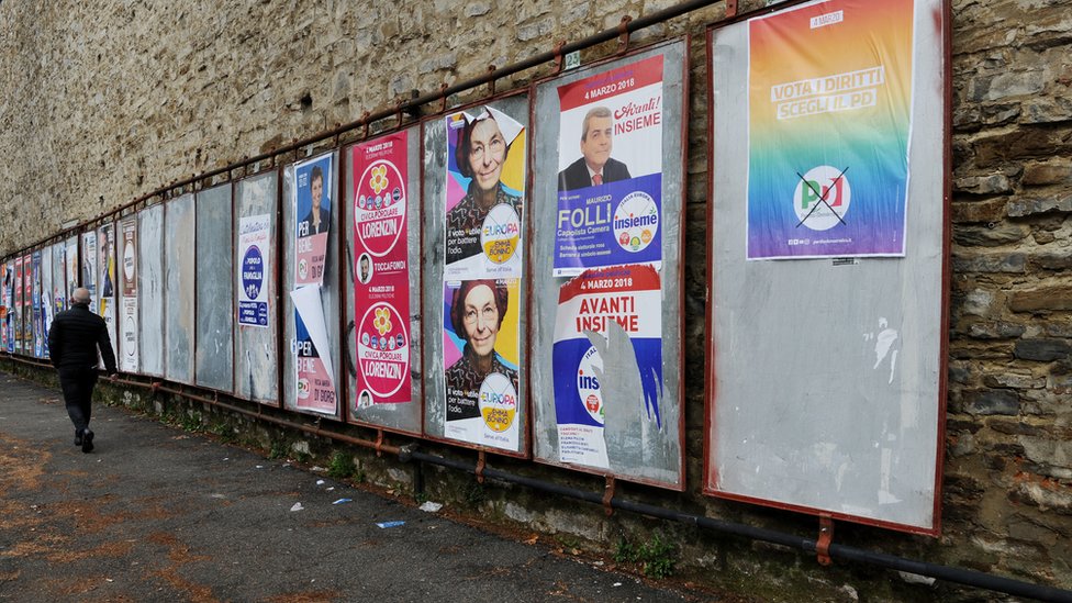 Una calle de Florencia llena de carteles electorales.