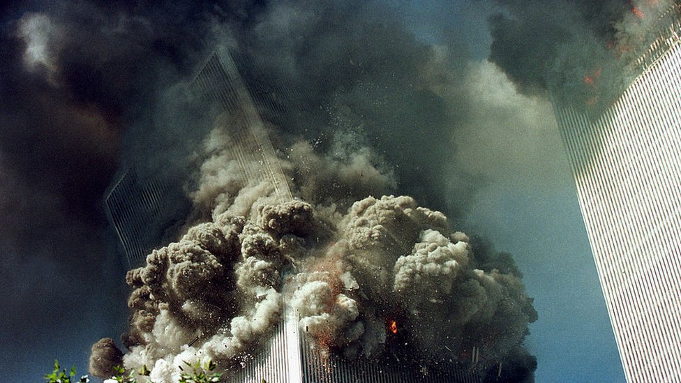 delincuencia pegamento Oblea Atentados del 11 de septiembre: la historia detrás de la icónica imagen del  hombre cayendo de una de las Torres Gemelas - BBC News Mundo