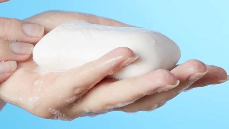 ينصح المعهد الوطني للصحة والرعاية الممتازة بضرورة استخدام الصابون السائل والماء الفاتر لغسل اليدين.