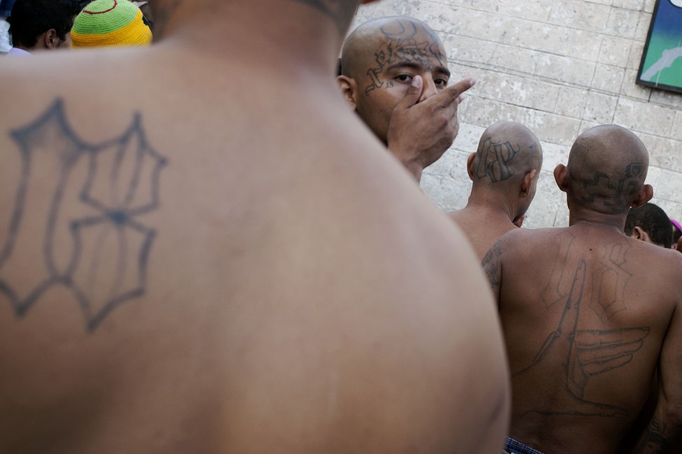 Miembros de la pandilla Barrio 18 en El Salvador.