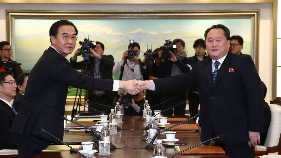 El ministro de Unificación de Corea del Sur,Cho Myoung-gyon , saluda al jefe de la delegación de Corea del Norte, Ri Son-Gwon.