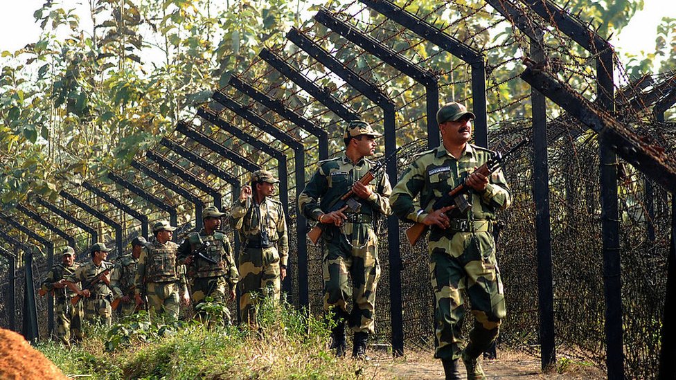 Mast fohishalik Mini bikinili yalangoch qizlarning fotosuratlari