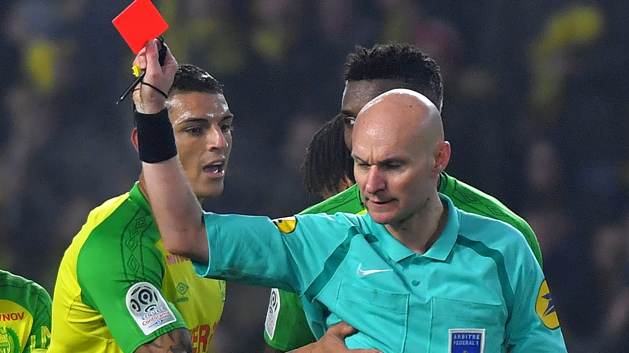 insólita reacción de un árbitro que le lanza una patada un jugador y lo termina expulsando del partido entre Nantes y PSG - BBC News Mundo