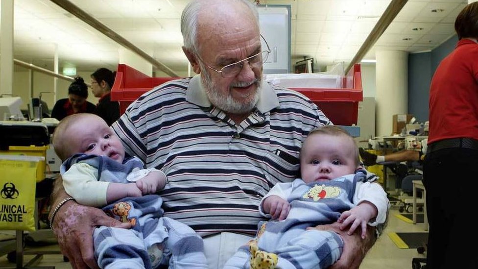 O 'homem do braço de ouro', que se aposentou após salvar 2,4 milhões de  bebês com doações de sangue - BBC News Brasil