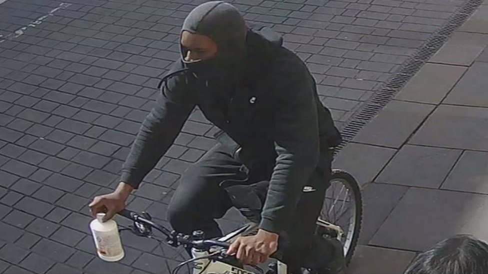 Met officer 'failed to pass on acid attack CCTV'